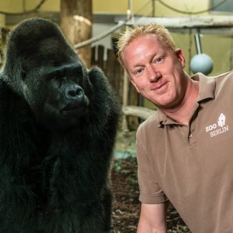 Zootierarzt Dr. André Schüle mit Gorilla